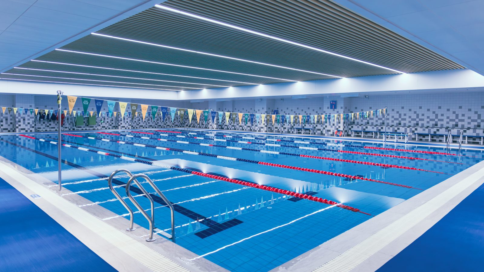 Heated indoor swimming pools四季恒温游泳馆