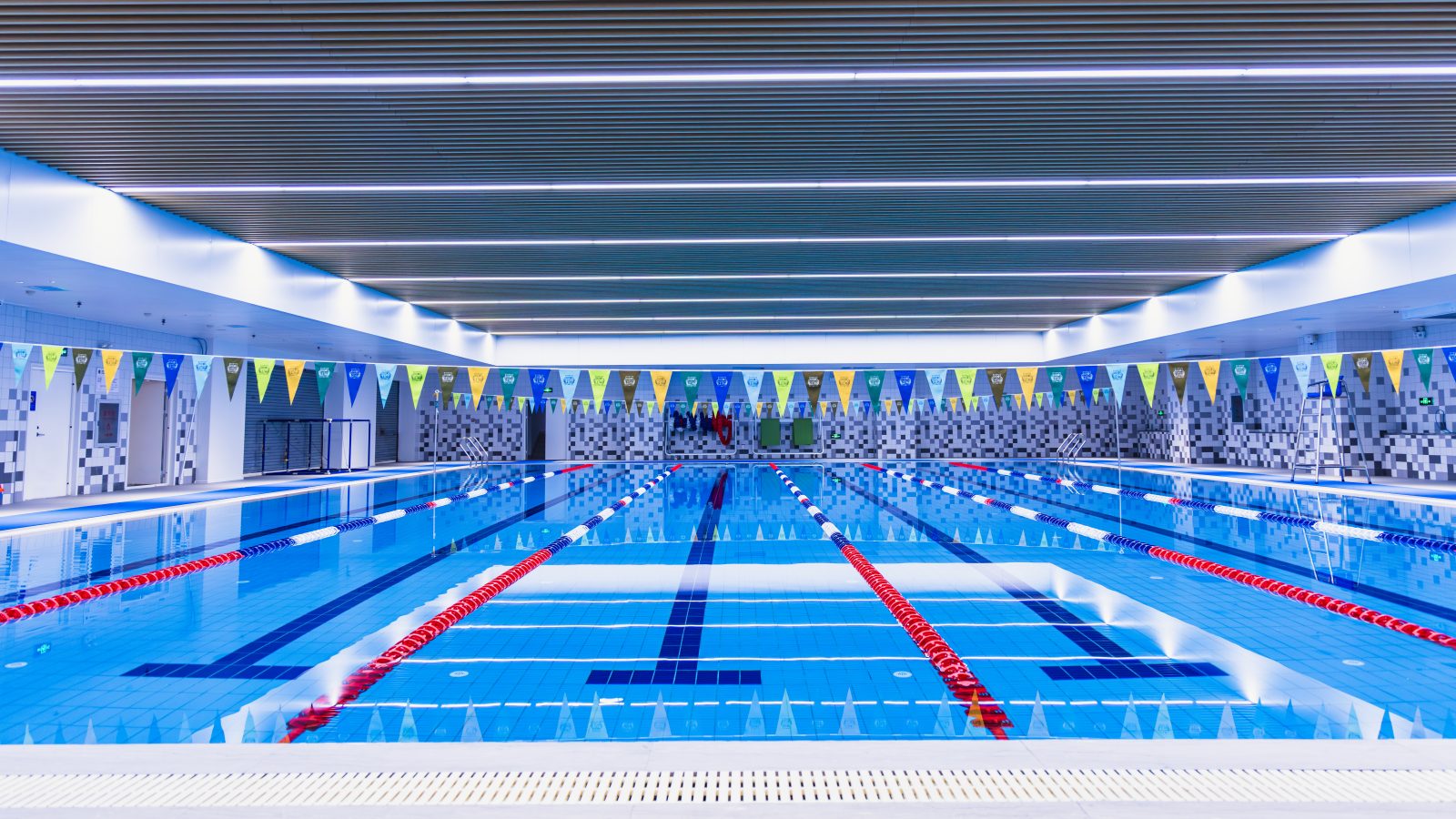 Heated indoor swimming pools四季恒温游泳馆-首页